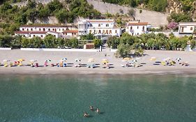 Testa di Monaco - Basic Beach Accommodations